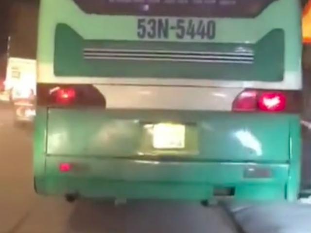 Xe buýt chồm lên vỉa hè, phóng điên cuồng náo loạn QL1