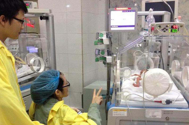 Hơn 2 năm trước, khi mang thai được 19 tuần, chị Đậu Thị Huyền Trâm (SN 1991, một cán bộ phòng Tham mưu, Công an tỉnh Hà Tĩnh) nhận được chẩn đoán mắc ung thư phổi giai đoạn cuối. Trước đó, từ tuần thai thứ 11 quanh cổ chị đã nổi nhiều nốt hạch lớn.
