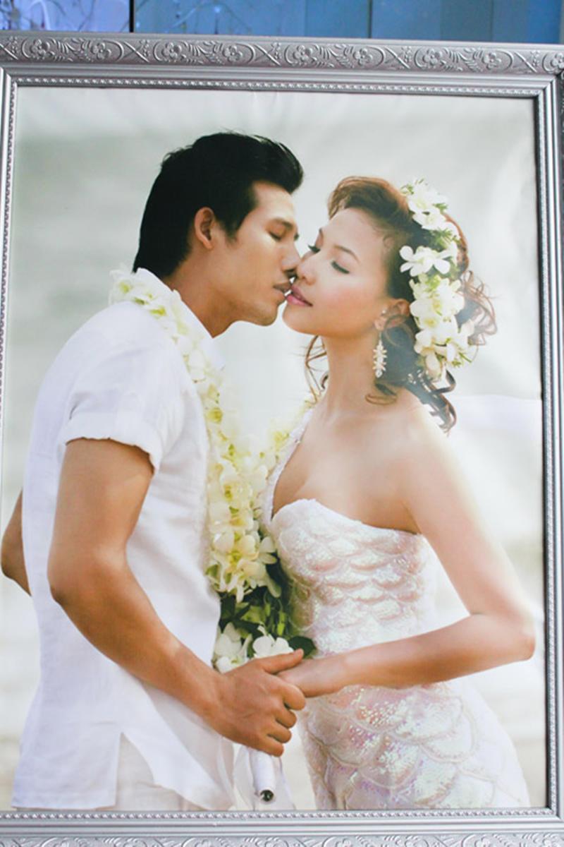 Năm 2012, từng có nhiều trang đăng bộ ảnh được cho là đám cưới giữa hai người mẫu - diễn viên Thanh Thức và Quỳnh Thư, diễn ra trưa 4/7 tại nhà hàng tiệc cưới của Lam Trường.
