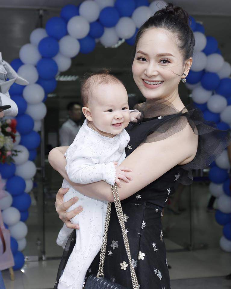 Những mỹ nhân Việt bội thu con gái đầu lòng năm 2018, bé nào cũng tròn trĩnh đáng yêu - 9