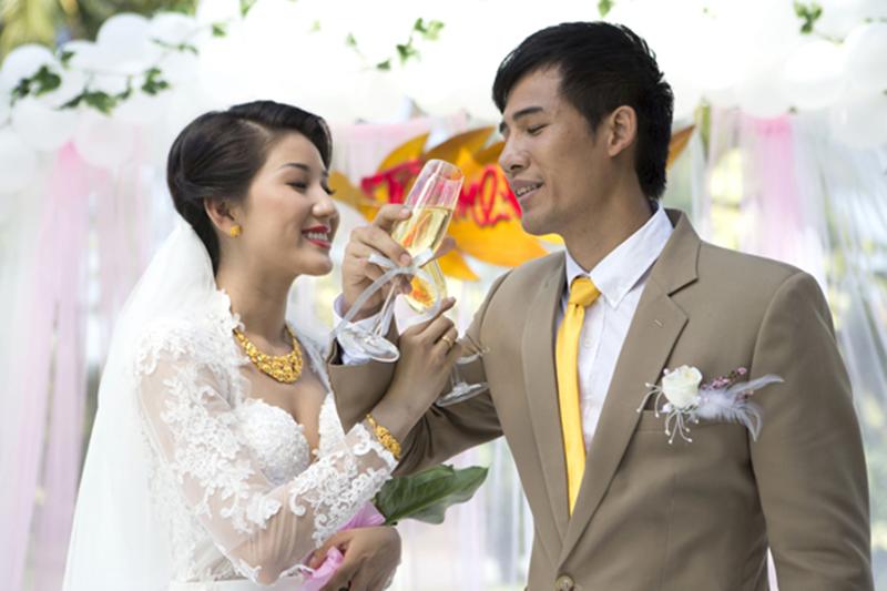 Năm 2014 lại xuất hiện hình ảnh cưới của Thanh Thức. Anh sánh vai bên cô dâu xinh đẹp khiến nhiều người ngỡ ngàng, thắc mắc.
