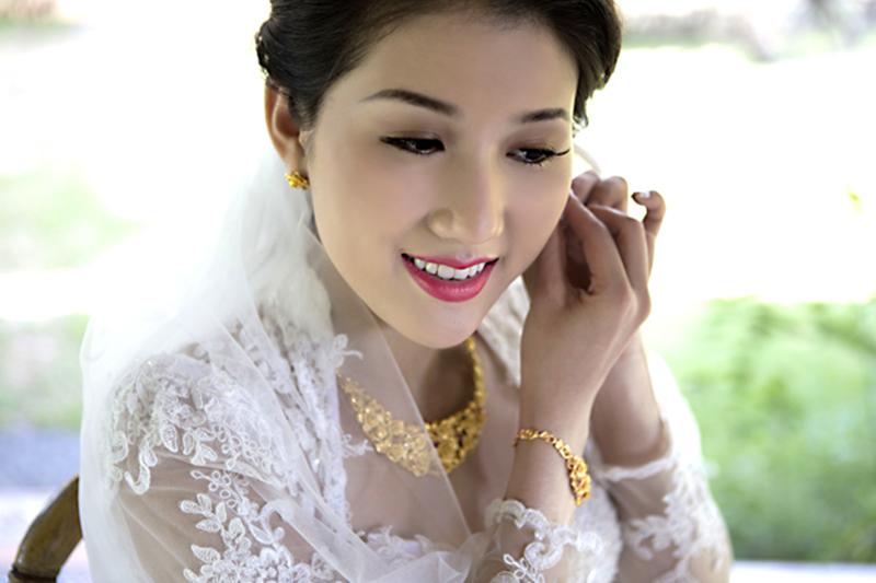 Sau đó danh tính của cô nàng đã lộ diện, là Bảo Như - một trong những ứng viên sáng giá mùa Hoa hậu Việt Nam 2014. Vốn kín tiếng, chưa từng tiết lộ chuyện tình cảm của mình trên mặt báo nên chuyện tình của đôi trai tài gái sắc này là hoàn toàn có thể.
