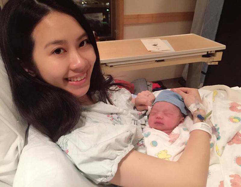 Missteen Diễm Trang chia sẻ khoảnh khắc cười tươi rạng rỡ sau sinh của mình tại Mỹ.
