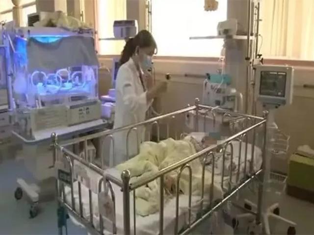 Thấy con đi vệ sinh ít, cha mẹ tưởng táo bón nhưng sự thật gây sốc cả gia đình
