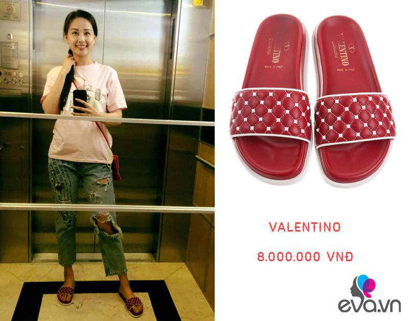 Mai Phương Thúy diện đôi dép đỏ Free Rockstud Spike Slide Sandal của Valentino có giá 725USD (khoảng gần 20 triệu) nhưng nếu không nói chắc không ai biết nó lại đắt tiền đến vậy. 
