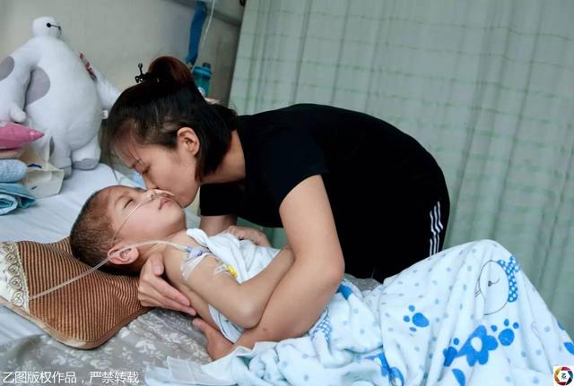 Nhận cuộc gọi từ chồng cũ, người mẹ ngã quỵ trước hình ảnh con trai trong bệnh viện - 11