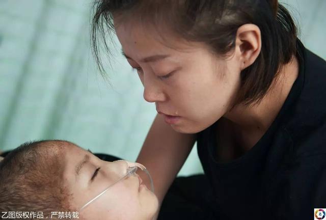 Nhận cuộc gọi từ chồng cũ, người mẹ ngã quỵ trước hình ảnh con trai trong bệnh viện - 6