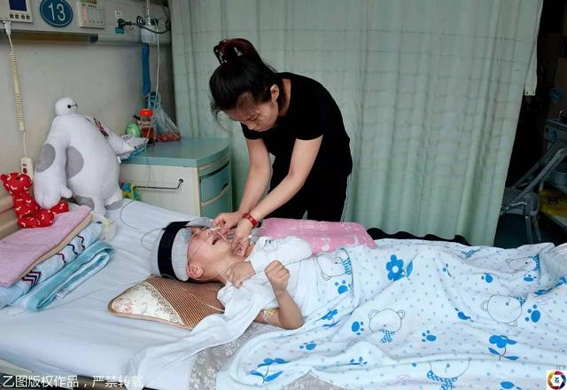 Nhận cuộc gọi từ chồng cũ, người mẹ ngã quỵ trước hình ảnh con trai trong bệnh viện - 7