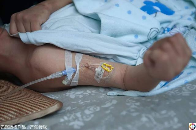 Nhận cuộc gọi từ chồng cũ, người mẹ ngã quỵ trước hình ảnh con trai trong bệnh viện - 2