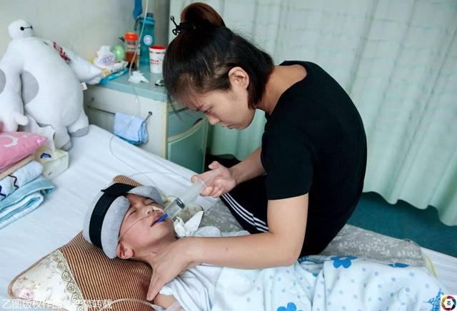 Nhận cuộc gọi từ chồng cũ, người mẹ ngã quỵ trước hình ảnh con trai trong bệnh viện - 8