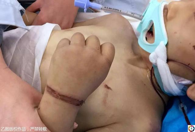 Nhận cuộc gọi từ chồng cũ, người mẹ ngã quỵ trước hình ảnh con trai trong bệnh viện - 4