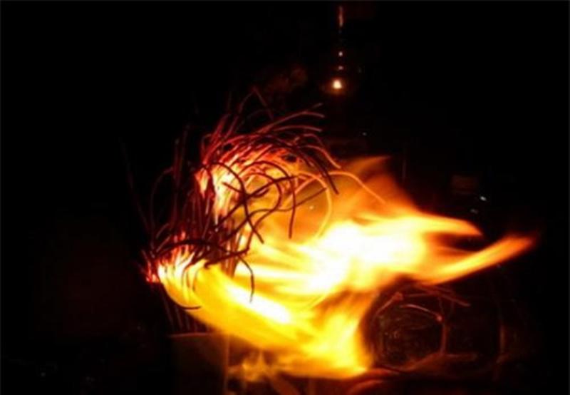 Với những người không tin vào tâm linh, họ cho rằng việc bát hương bị cháy là do lúc thắp que hương, lửa chưa dập tắt hết nên chúng rất dễ bị bén lửa.
