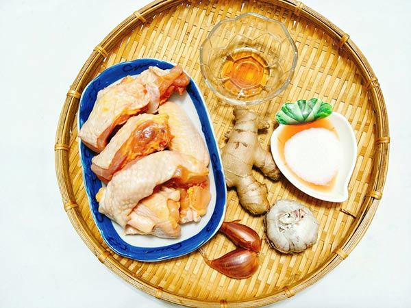 Gà kho sả ớt đậm đà, cay thơm ăn bao nhiêu cơm cũng hết - 1