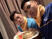 Clip Eva - Phía không sân cỏ: Xuân Trường nhốt Đức Huy và bật "Lạc trôi" trừng phạt tội... ở bẩn