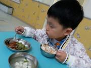 Làm mẹ - Vỗ tay khen "Cháu bà ăn giỏi!", bà không ngờ cháu mất mạng vì sự thiếu hiểu biết của mình