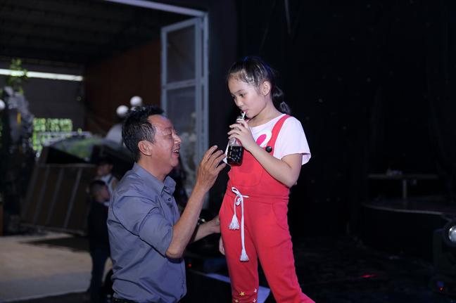 10 tuổi, con gái nuôi cố nghệ sĩ Khánh Nam tậu xe hơi từ tiền cát-xê, xinh như hoa hậu - 3