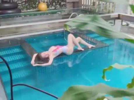 2 lần qua sinh nở, Elly Trần khoe đường cong đẹp khó tin bên bể bơi