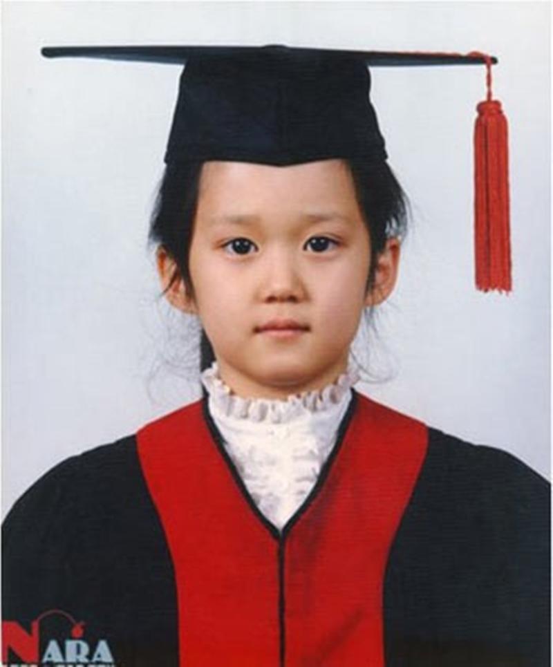 Chưa bàn đến vẻ ngoài của Jang Nara ở tuổi trưởng thành, ngay từ khi còn bé, 'quý cô trẻ mãi không già' này đã là một mỹ nhân. Jang Nara khi còn là học sinh cắp sách đến trường.
