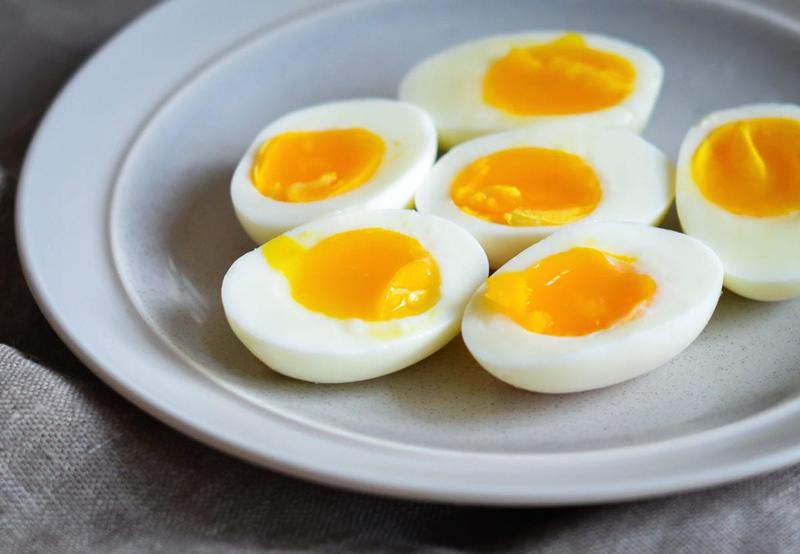 Khi luộc quá lâu, bề mặt lòng đỏ trứng gà sẽ xuất hiện một lớp màu xanh xám. Đây là kết quả do chất sắt có trong trứng gà tạo ra, cơ thể cũng rất khó hấp thu chất này. 
