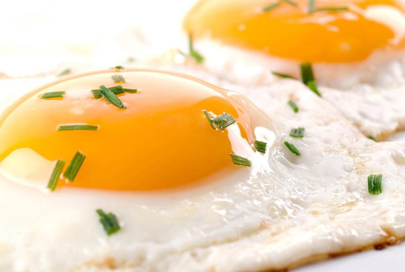 Trứng sống chứa các protein có kết cấu hóa học chặt chẽ mà cơ thể không thể hấp thu được, đồng thời còn gây ức chế cho trung khu thần kinh, giảm chức năng của tuyến nước bọt, dịch vị dạ dày và dịch vị của ruột. 

