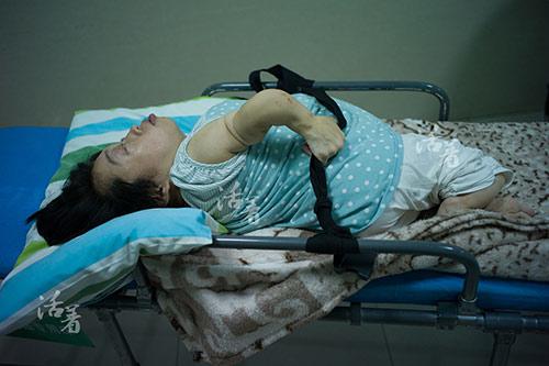 Cuộc vượt cạn bất chấp tính mạng của mẹ tật nguyền khiến triệu người rơi lệ - 1