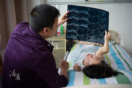 Cuộc vượt cạn bất chấp tính mạng của mẹ tật nguyền khiến triệu người rơi lệ - 3