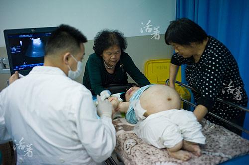 Cuộc vượt cạn bất chấp tính mạng của mẹ tật nguyền khiến triệu người rơi lệ - 4