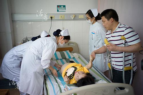 Cuộc vượt cạn bất chấp tính mạng của mẹ tật nguyền khiến triệu người rơi lệ - 5