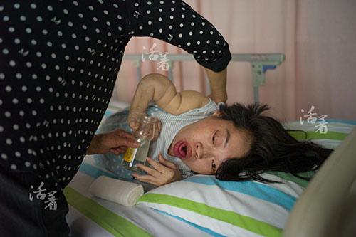 Cuộc vượt cạn bất chấp tính mạng của mẹ tật nguyền khiến triệu người rơi lệ - 8