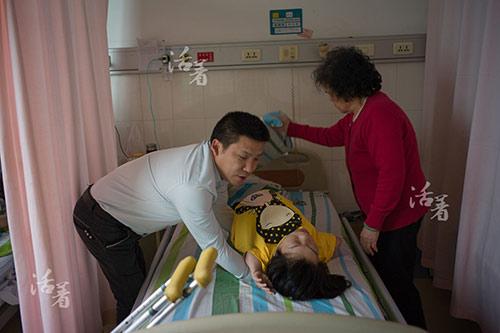 Cuộc vượt cạn bất chấp tính mạng của mẹ tật nguyền khiến triệu người rơi lệ - 9
