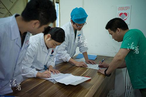 Cuộc vượt cạn bất chấp tính mạng của mẹ tật nguyền khiến triệu người rơi lệ - 12