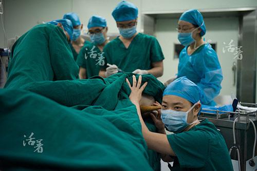 Cuộc vượt cạn bất chấp tính mạng của mẹ tật nguyền khiến triệu người rơi lệ - 14
