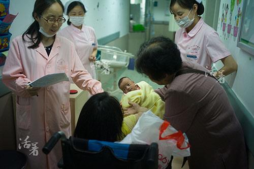 Cuộc vượt cạn bất chấp tính mạng của mẹ tật nguyền khiến triệu người rơi lệ - 18