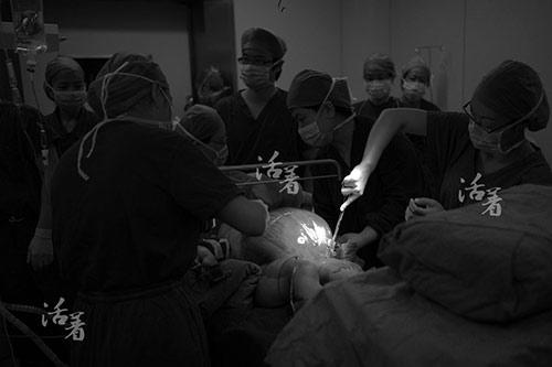 Cuộc vượt cạn bất chấp tính mạng của mẹ tật nguyền khiến triệu người rơi lệ - 16