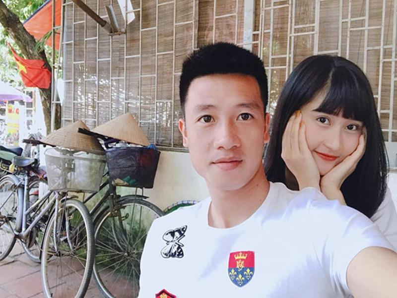 Huy Hùng từng hài hước chia sẻ: "Nhà nông mà mơ xế hộp, chân dài thì xa xỉ quá". Thế nhưng, thực tế, anh chàng lại có cô bạn gái xinh đẹp và gợi cảm chẳng kém các chân dài.
