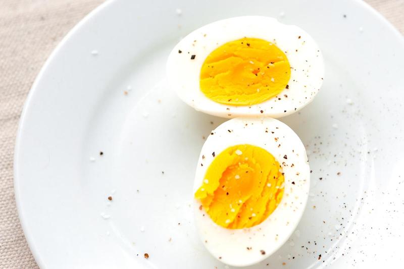Dùng trứng chung với óc lợn sẽ làm tăng cholesterol trong máu, vì thế không nên kết hợp hai thực phẩm này với nhau, đặc biệt là người mắc cao huyết áp.
