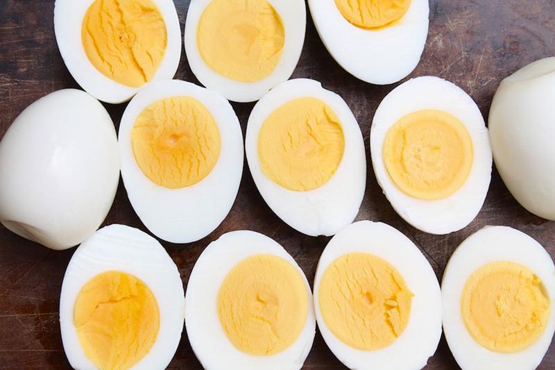 Nếu trứng được luộc chín lòng đào nhưng sau khi để qua đêm thì chất dinh dưỡng trong đó sản sinh ra vi khuẩn, khi ăn phải trứng biến chất như thế sẽ có hại cho sức khỏe, lượng dinh dưỡng sẽ giảm thấp rất nhiều.
