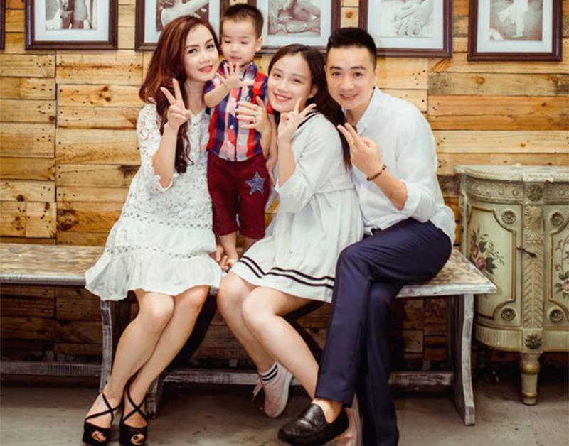 Trải qua rất nhiều thăng trầm trong cuộc sống, hiện tại Hoàng Yến đang có cuộc sống viên mãn bên chồng trẻ và 3 con.
