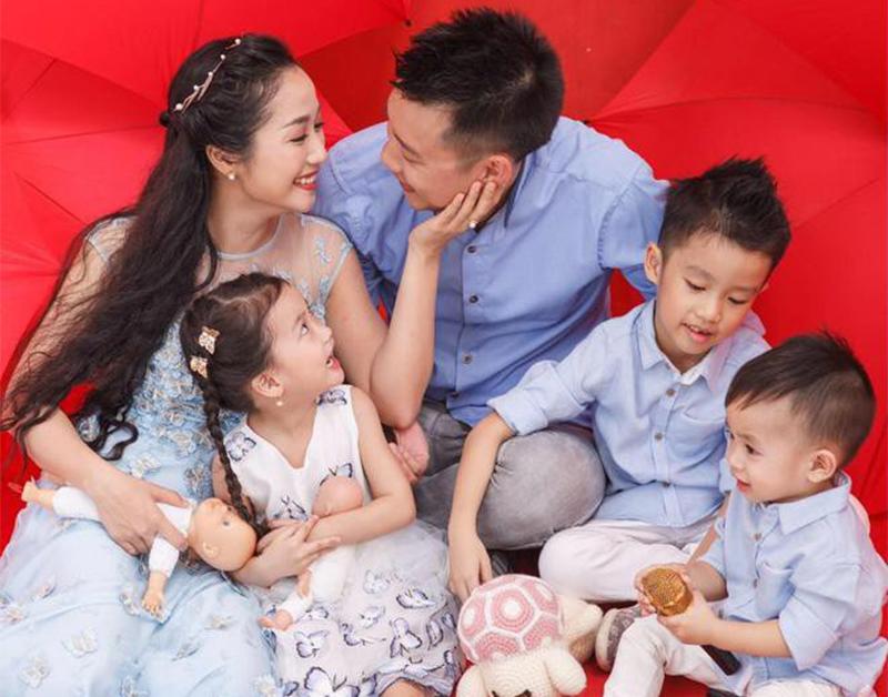 Ốc Thanh Vân kết hôn với doanh nhân Minh Trí cách đây 8 năm và sinh liền 3 em bé.
