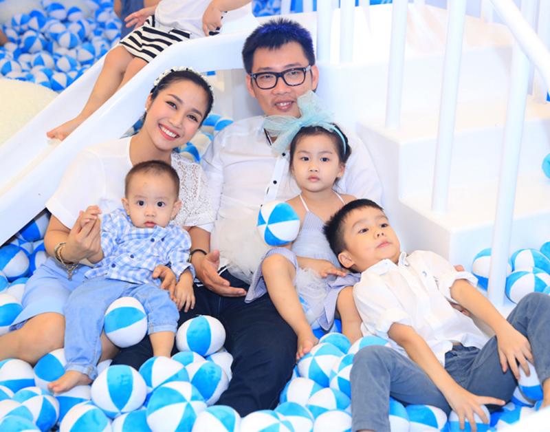 Cũng không ít lần bị coi là máy đẻ nhưng không thể phủ nhận dù sinh con liên tục, Ốc Thanh Vân vẫn rất nổi tiếng với vai trò MC và có công việc kinh doanh thành công.
