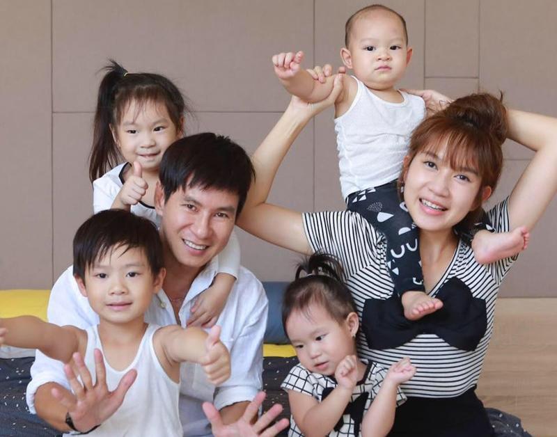 Sau 8 năm lập gia đình cùng nhau, hotmom nổi tiếng Minh Hà đã 4 lần vượt cạn chào đón 4 thiên thần nhỏ chào đời.
