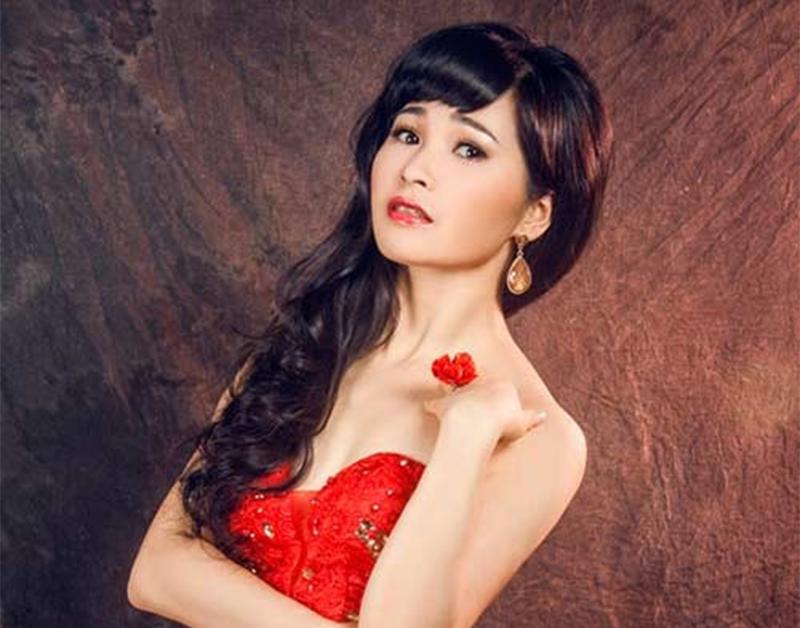 Trang Nhung là ca sĩ chuyên hát nhạc quê hương, trữ tình. Cô có cuộc sống gia đình đáng ngưỡng mộ với ông xã là một doanh nhân.
