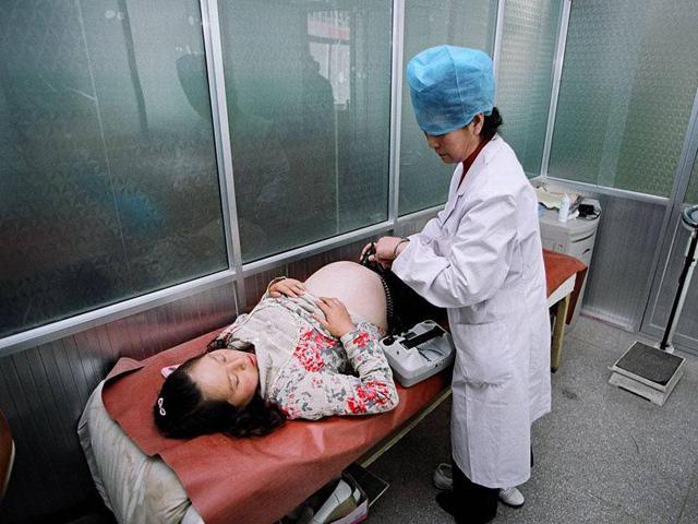 Cho vợ bầu vào viện rồi về đưa con đi học, 30 phút sau chồng gục ngã nhận tin dữ