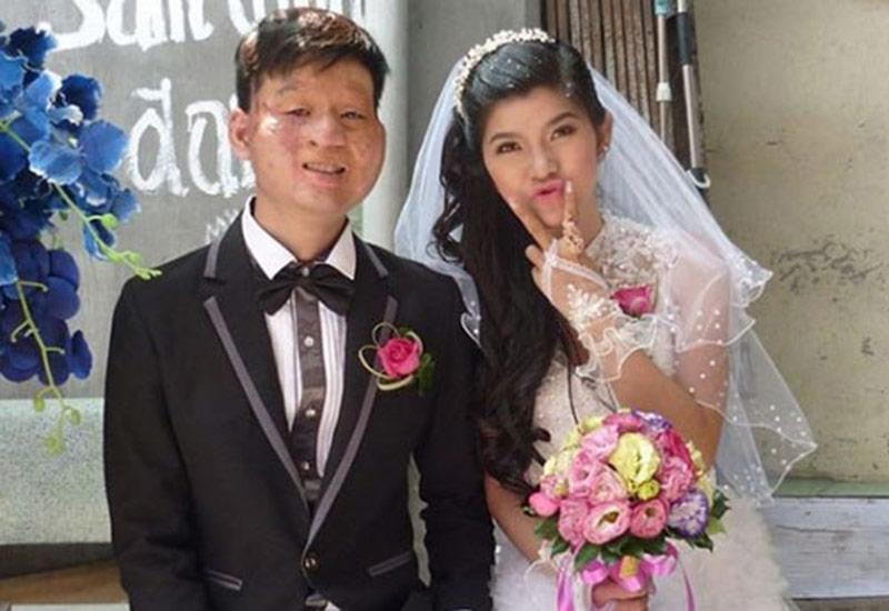 Bức ảnh trong ngày vu quy hạnh phúc của cặp đôi chồng xấu - vợ xinh tình cờ xuất hiện trên mạng xã hội và tạo ra một làn sóng mạnh mẽ trong cộng đồng mạng Việt và Thái Lan hồi giữa năm 2014.
