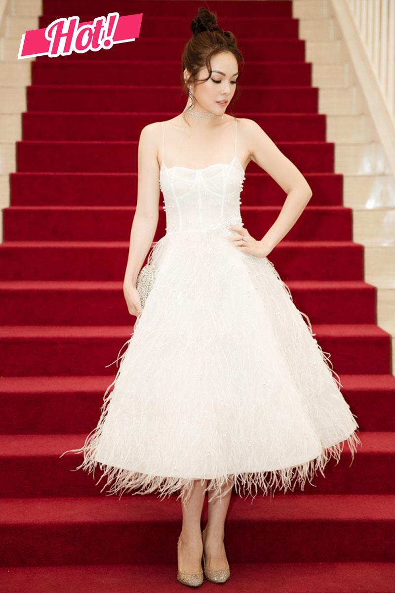 Tiểu Vy bị chê thậm tệ khi thử váy, Elly Trần đẻ 2 con vẫn trẻ trung nhờ chăm sexy - 5