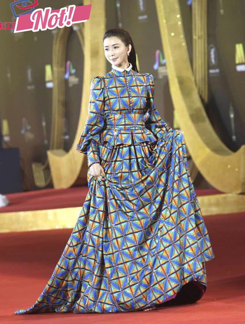 Tiểu Vy bị chê thậm tệ khi thử váy, Elly Trần đẻ 2 con vẫn trẻ trung nhờ chăm sexy - 19