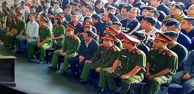 Xử vụ đánh bạc online nghìn tỉ: Cựu tướng Phan Văn Vĩnh đến tòa, dáng đi khỏe mạnh - 3