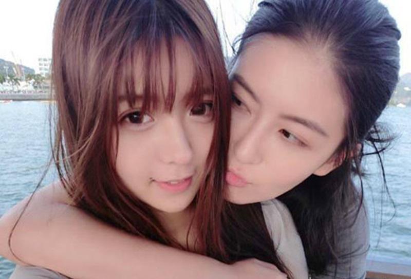 Cặp đôi gây "sóng gió" trên mạng Weibo của Trung Quốc là Yaulaam và Tiểu Nãi Bình Nhi. Cả hai đều là những cô gái có ngoại hình nổi bật nhưng lại yêu nhau. Điều đó khiến không ít chàng trai Trung Quốc phải tiếc nuối.
