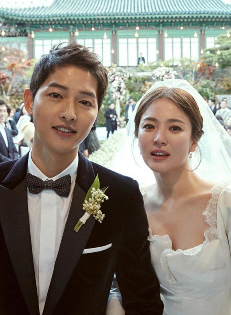Ngày 31/10, Song Hye Kyo từ nữ thần màn ảnh Cbiz trở thành vợ của "soái ca quân nhân" Song Joong Ki trong sự chúc phúc của người hâm mộ toàn Châu Á.
