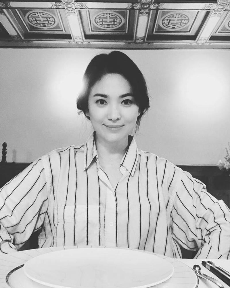 Vì từng có thông tin cho biết Song Joong Ki rất thích chụp hình đen trắng cho vợ nên dễ hiểu vì sao trên trang cá nhân các bức ảnh đen trắng của Song Hye Kyo cũng ngày một nhiều hơn trước.
